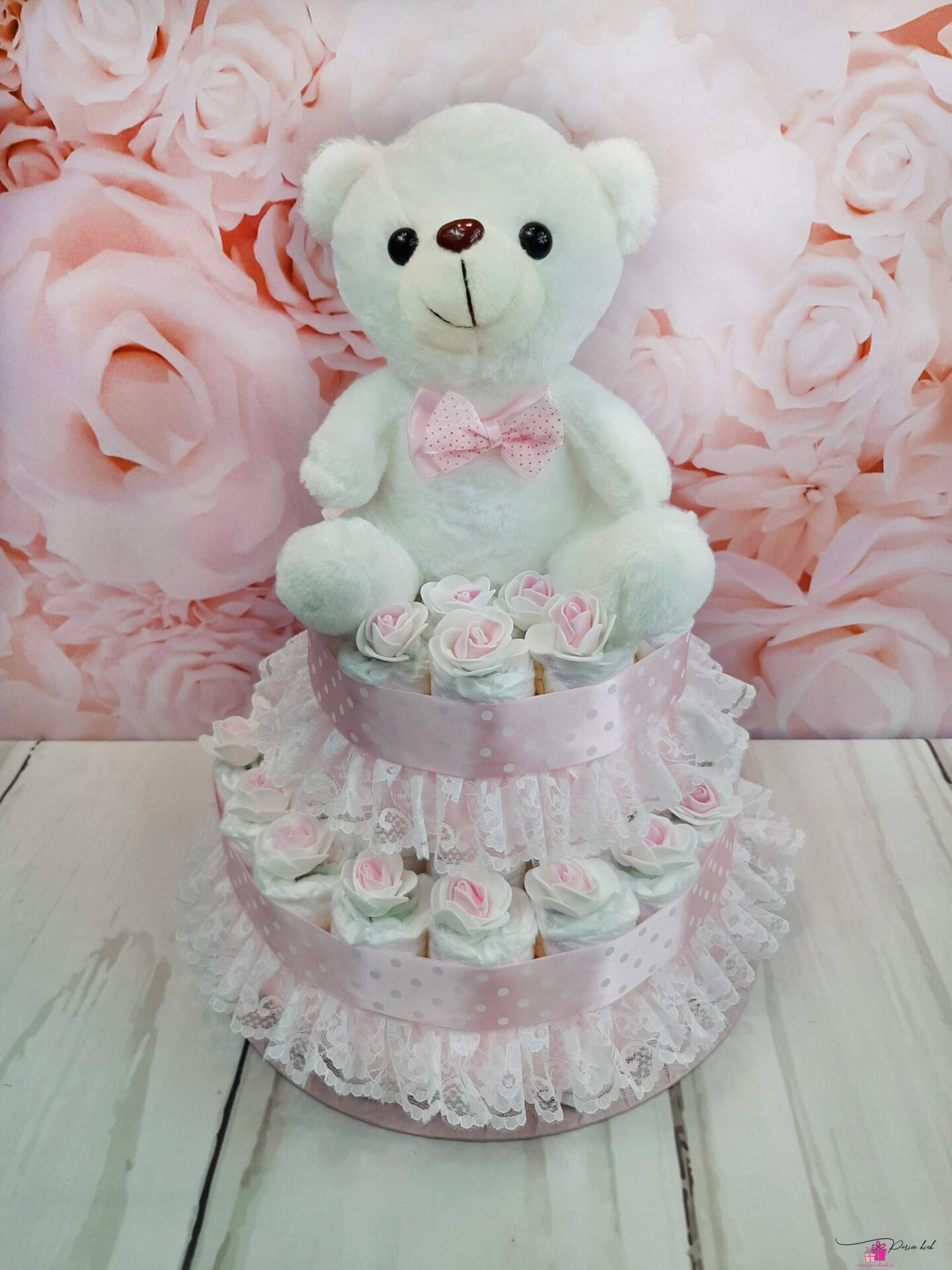 Heleroosa mähkmetort karuga