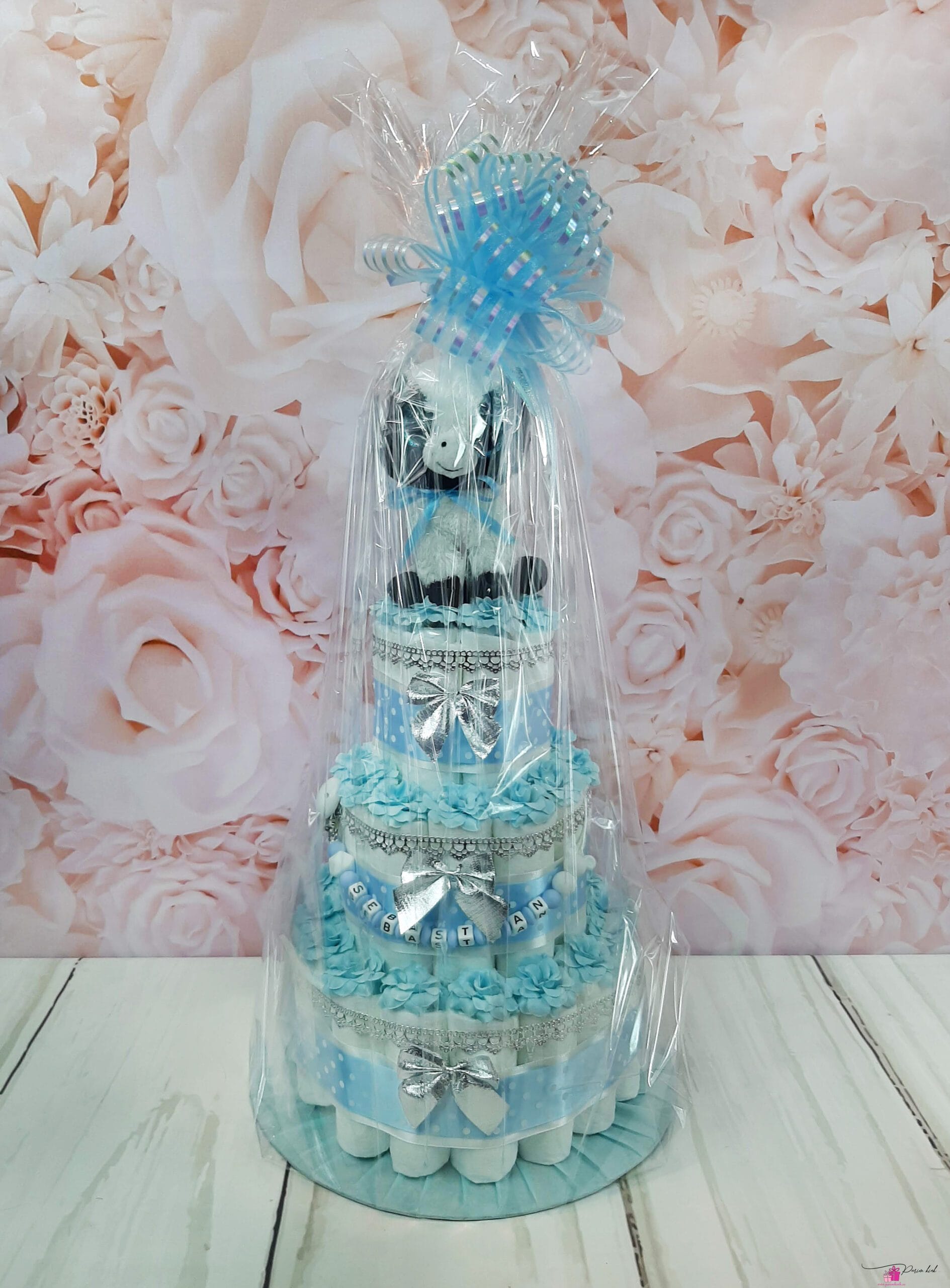 helesinine mähkmetort lipsudega