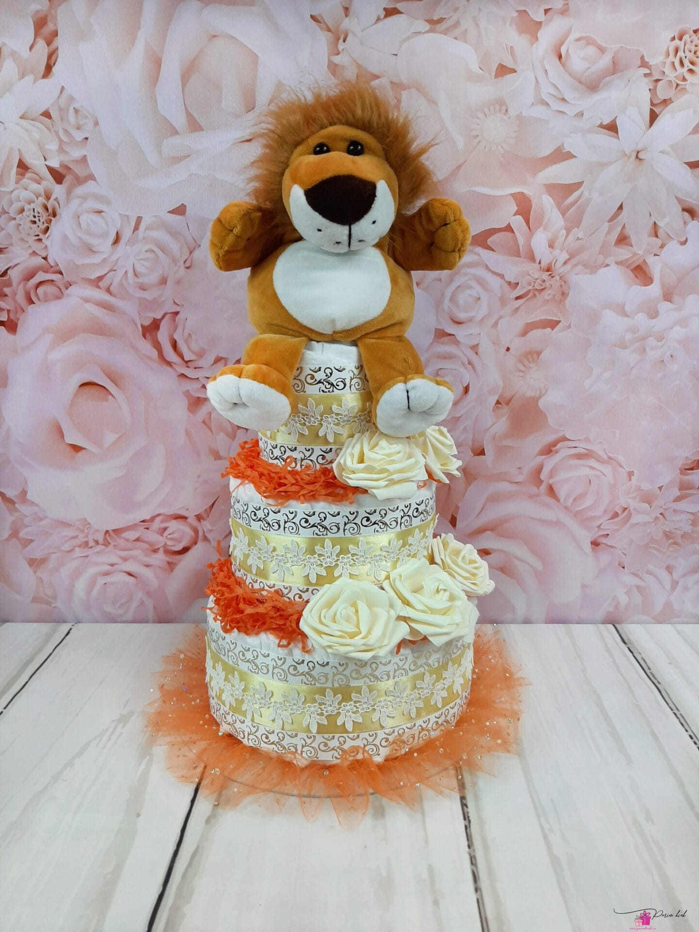 oranz ja kuldne mähkmetort lõviga