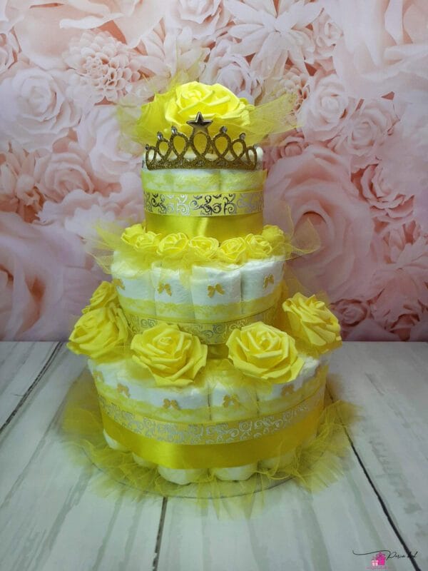 kollane mähkmetort krooniga