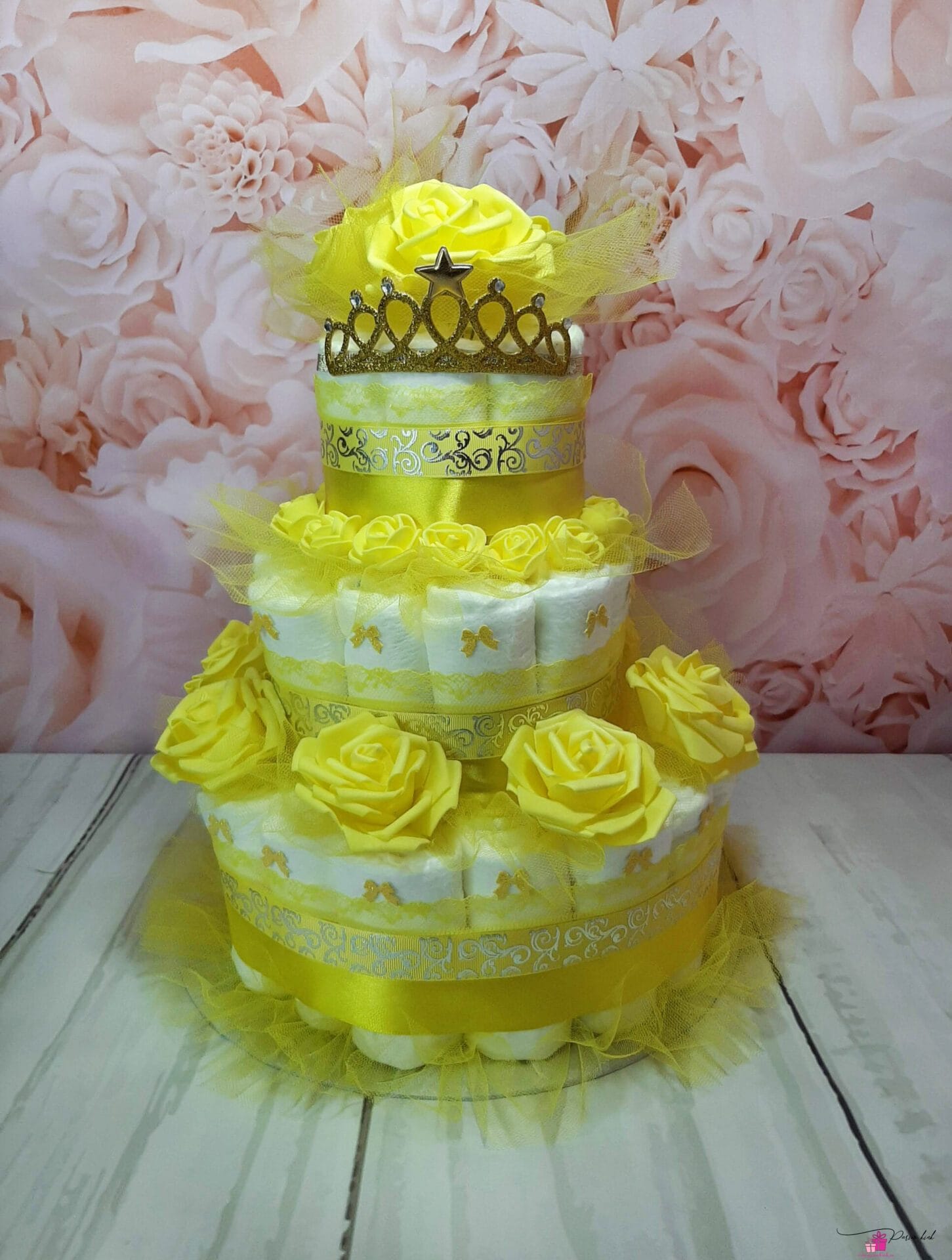 kollane mähkmetort krooniga