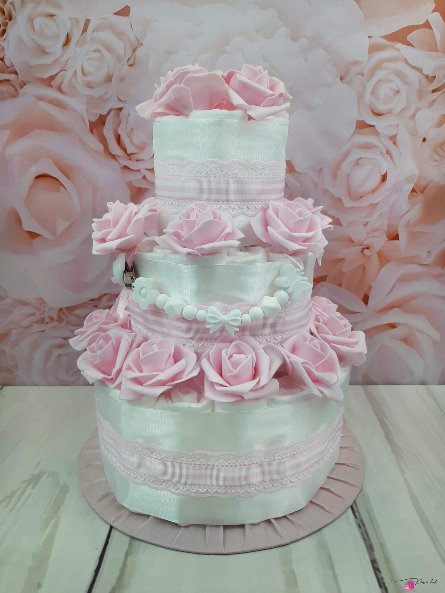 Heleroosa Mähkmetort roosidega 1