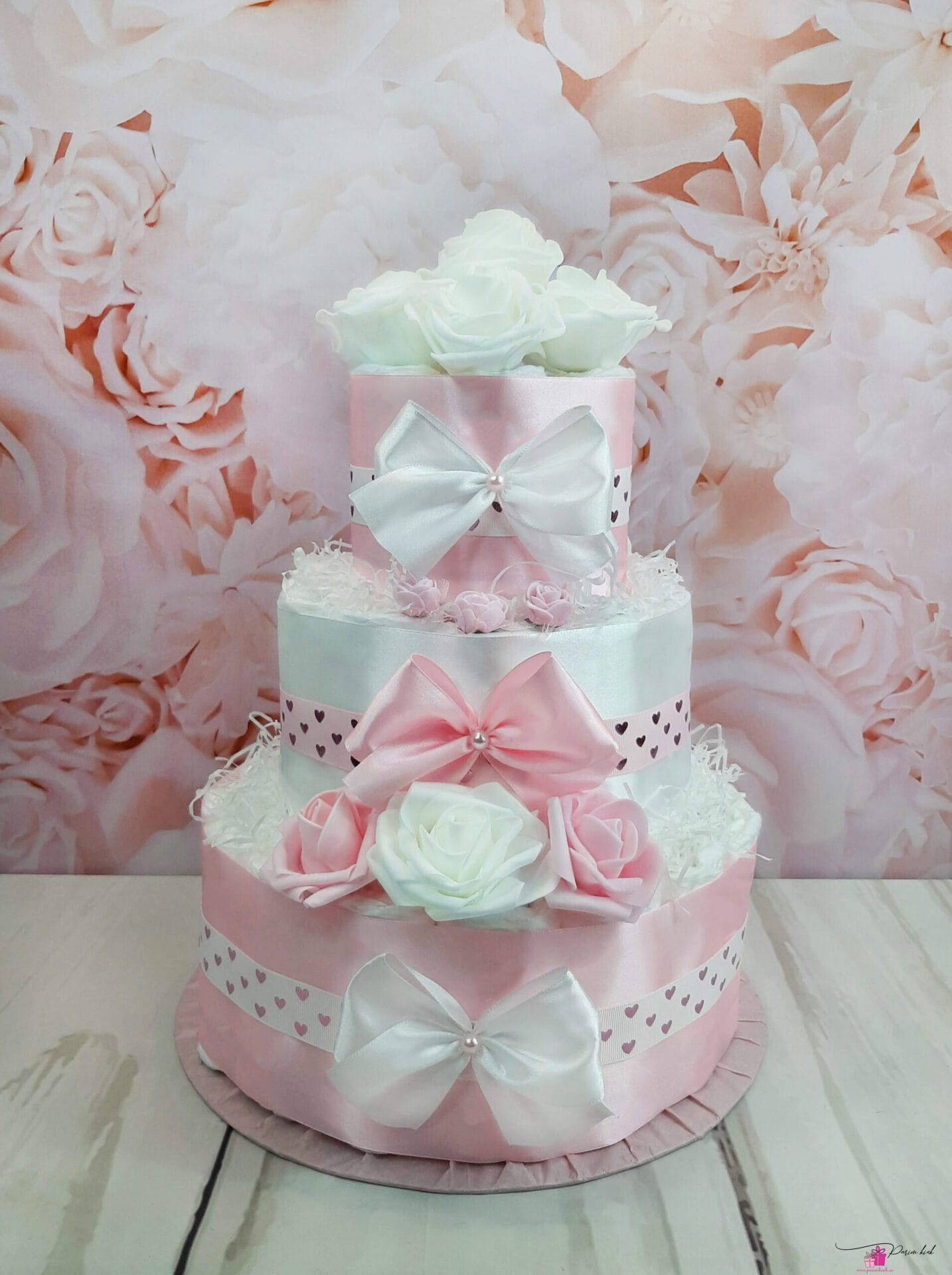 Roosa-Valge-Mahkmetort-Lipsudega-3-scaled