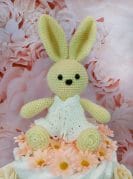 Kollane mähkmetort heegeldatud jänesega 1