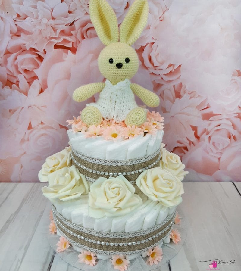 Kollane mähkmetort heegeldatud jänesega