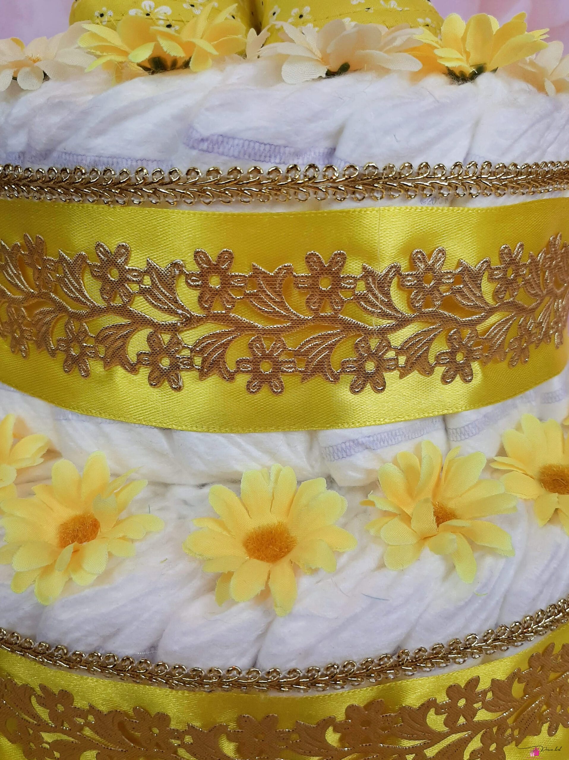 Kollane mähkmetort lilleliste papudega 2