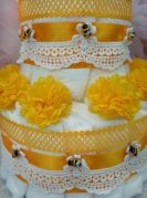 Kollane väike mähkmetort Amigurumiga 1