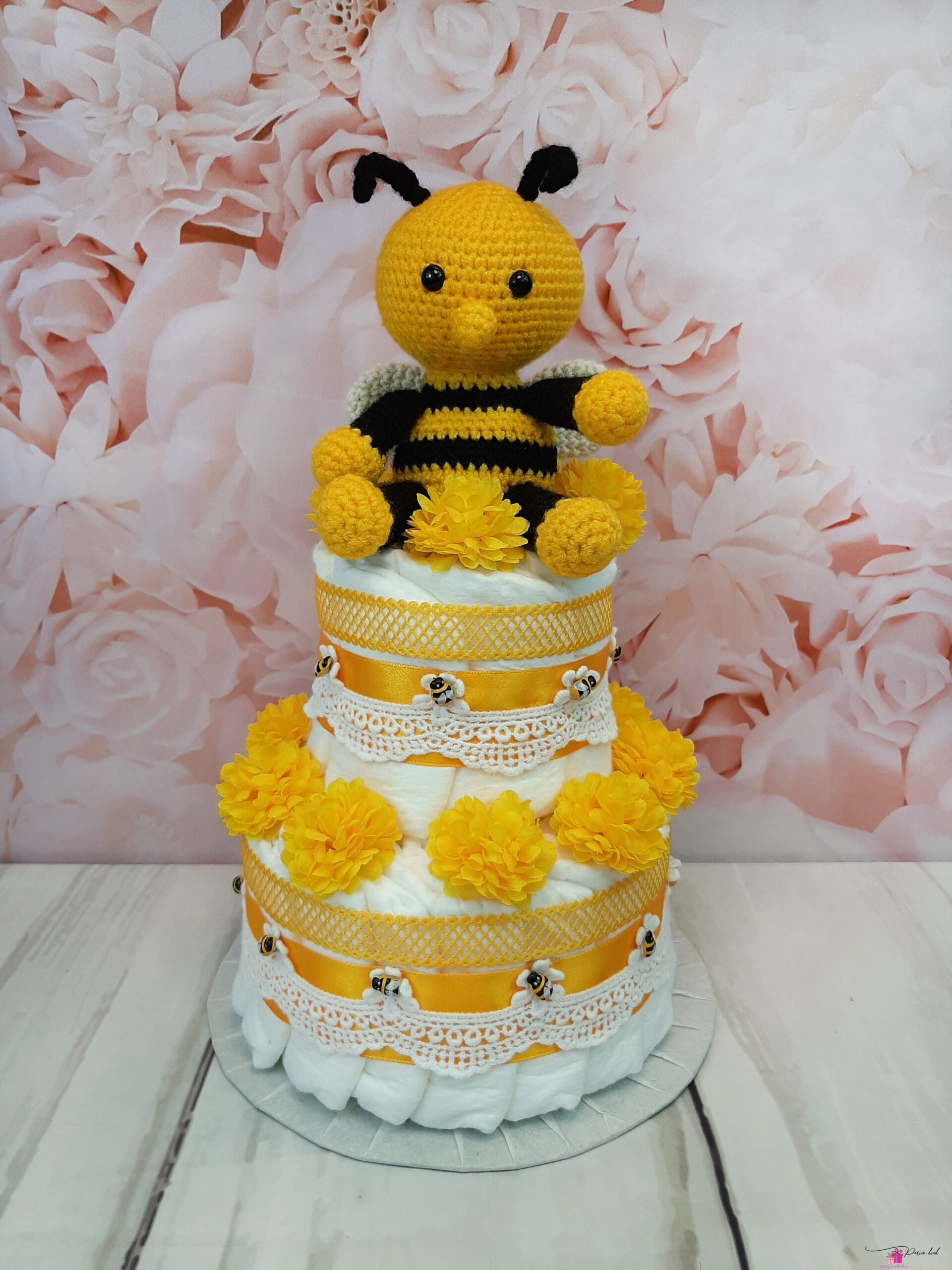 Kollane väike mähkmetort Amigurumiga
