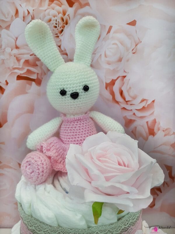 roosa mähkmetort amigurumi jänkuga 2