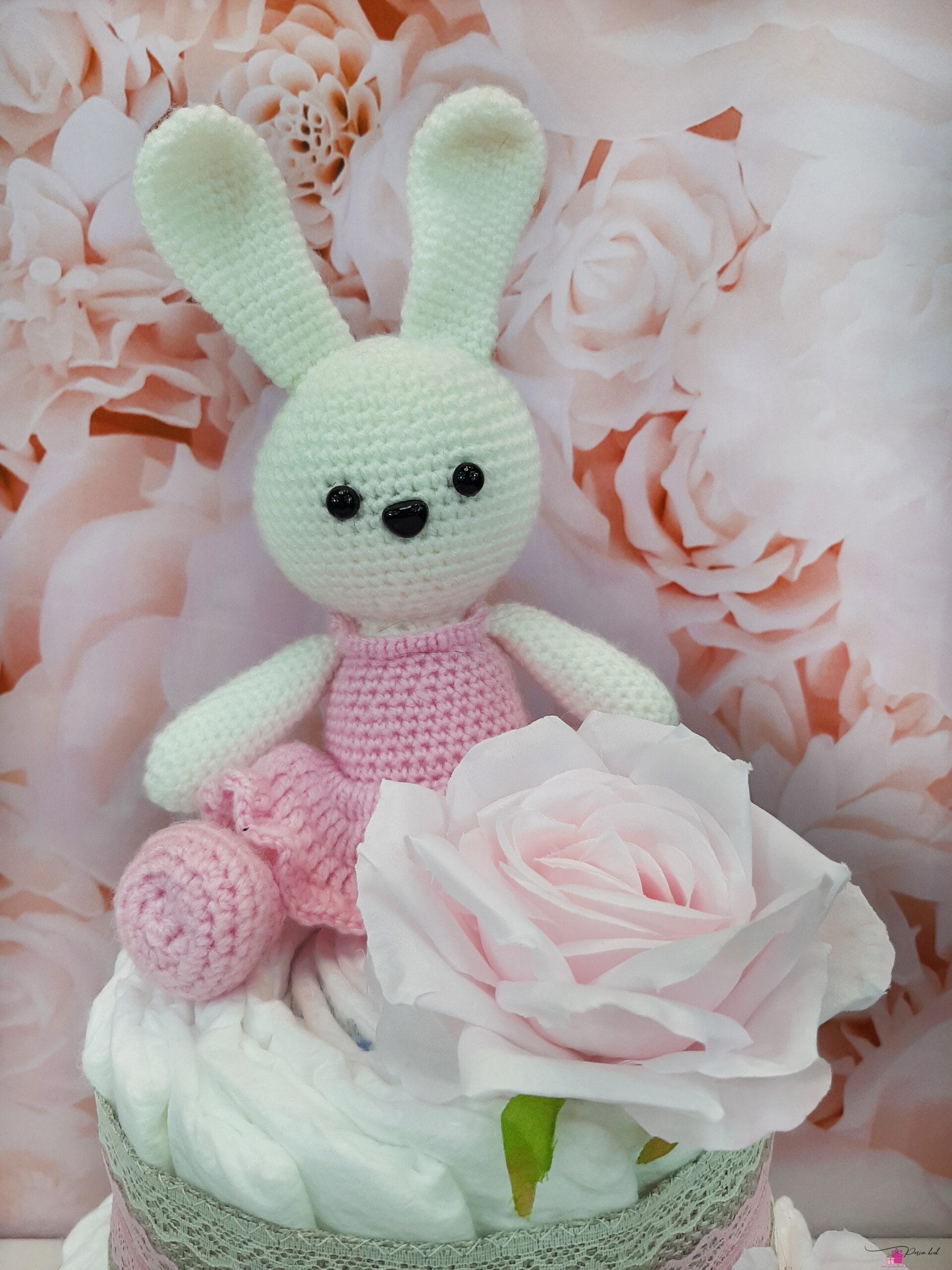 roosa mähkmetort amigurumi jänkuga 2