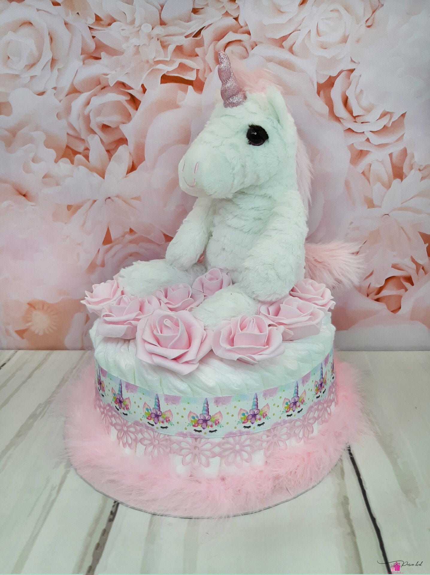 Roosa mähkmetort Ükssarvikuga