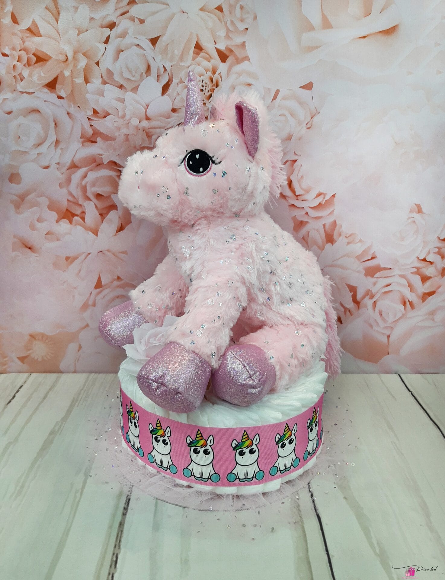 Roosa mähkmetort suure ükssarvikuga