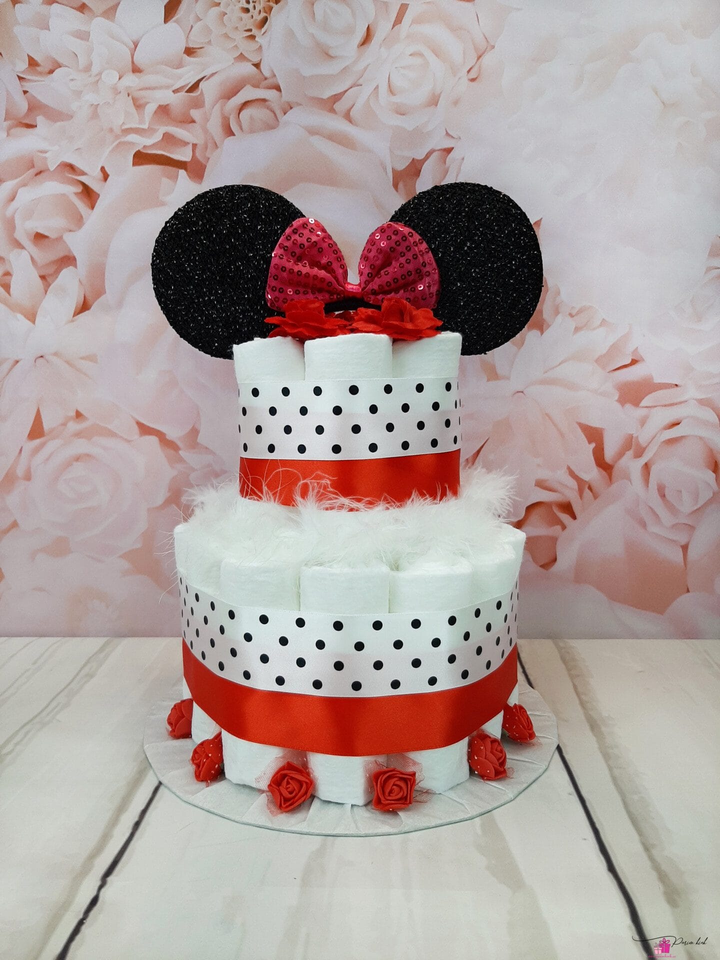 Punane väike tort Minniga