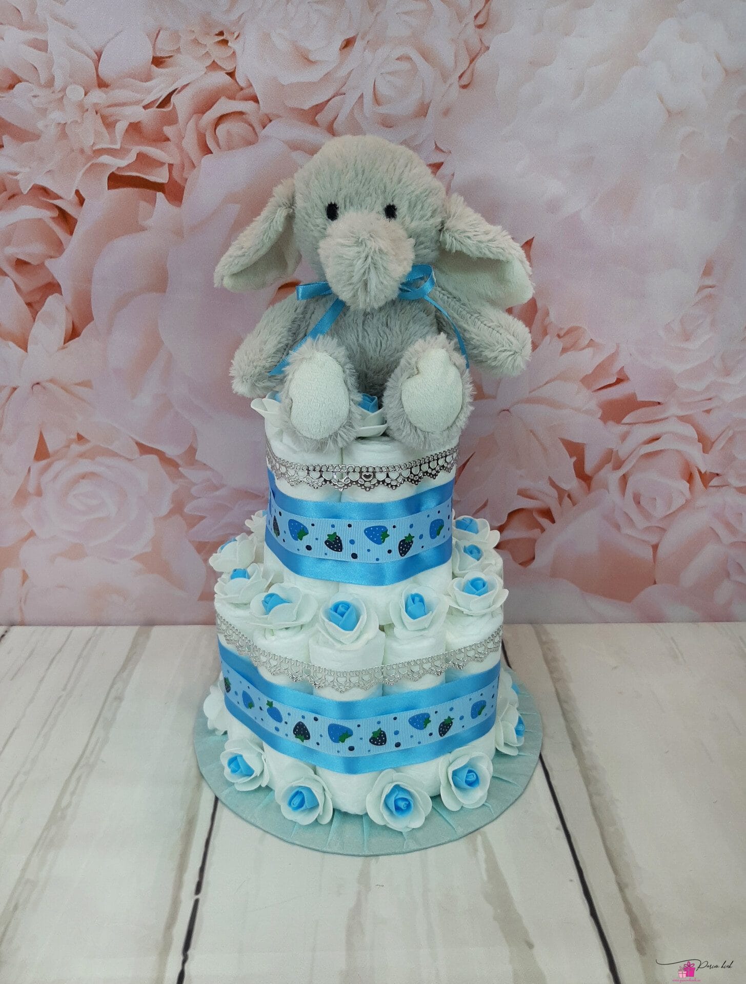 sinine väike mähkmetort elevandiga