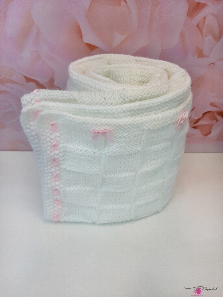 Käsitöö beebitekk roosade või siniste lipsudega