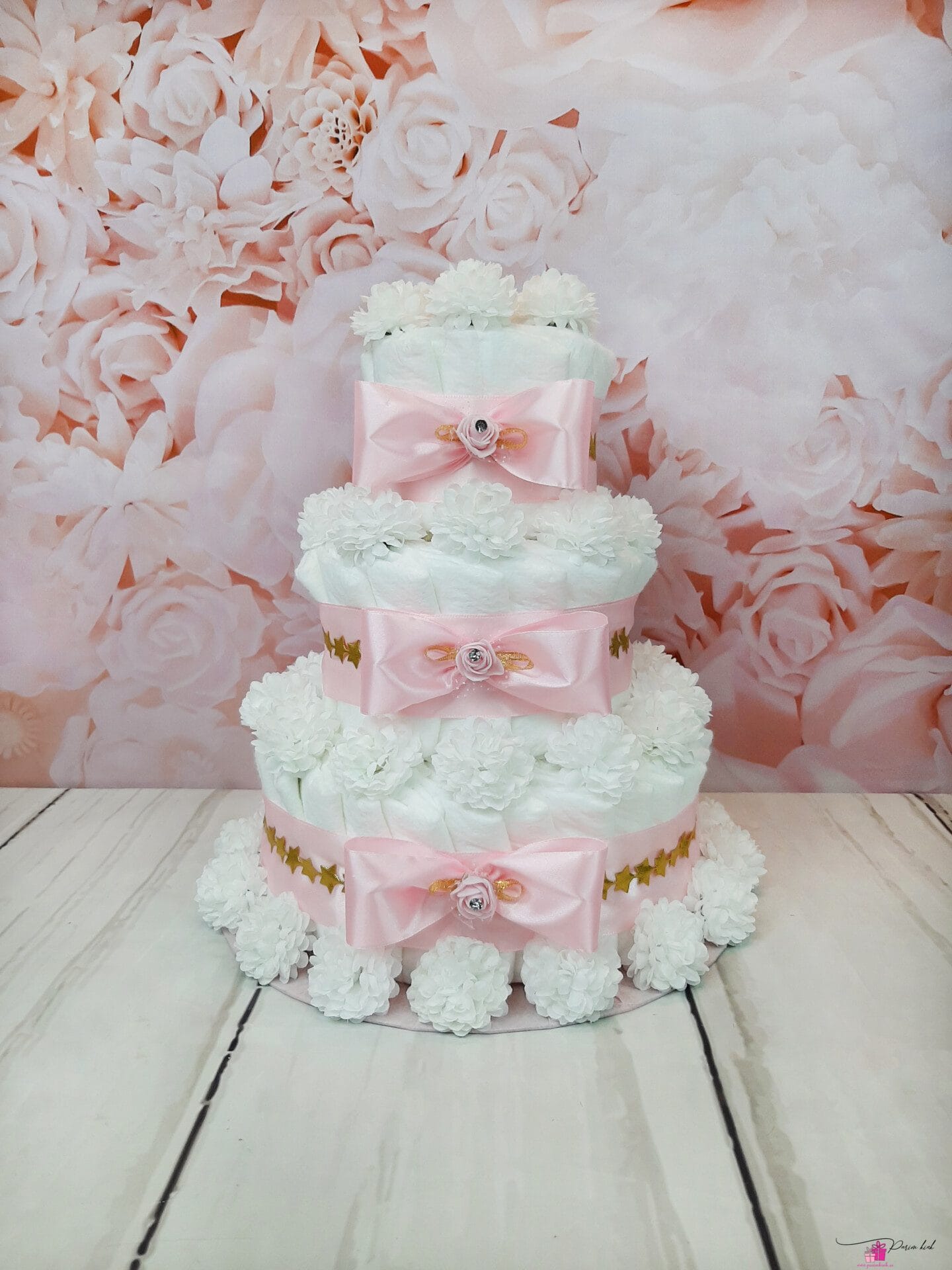 Heleroosa mähkmetort lipsudega