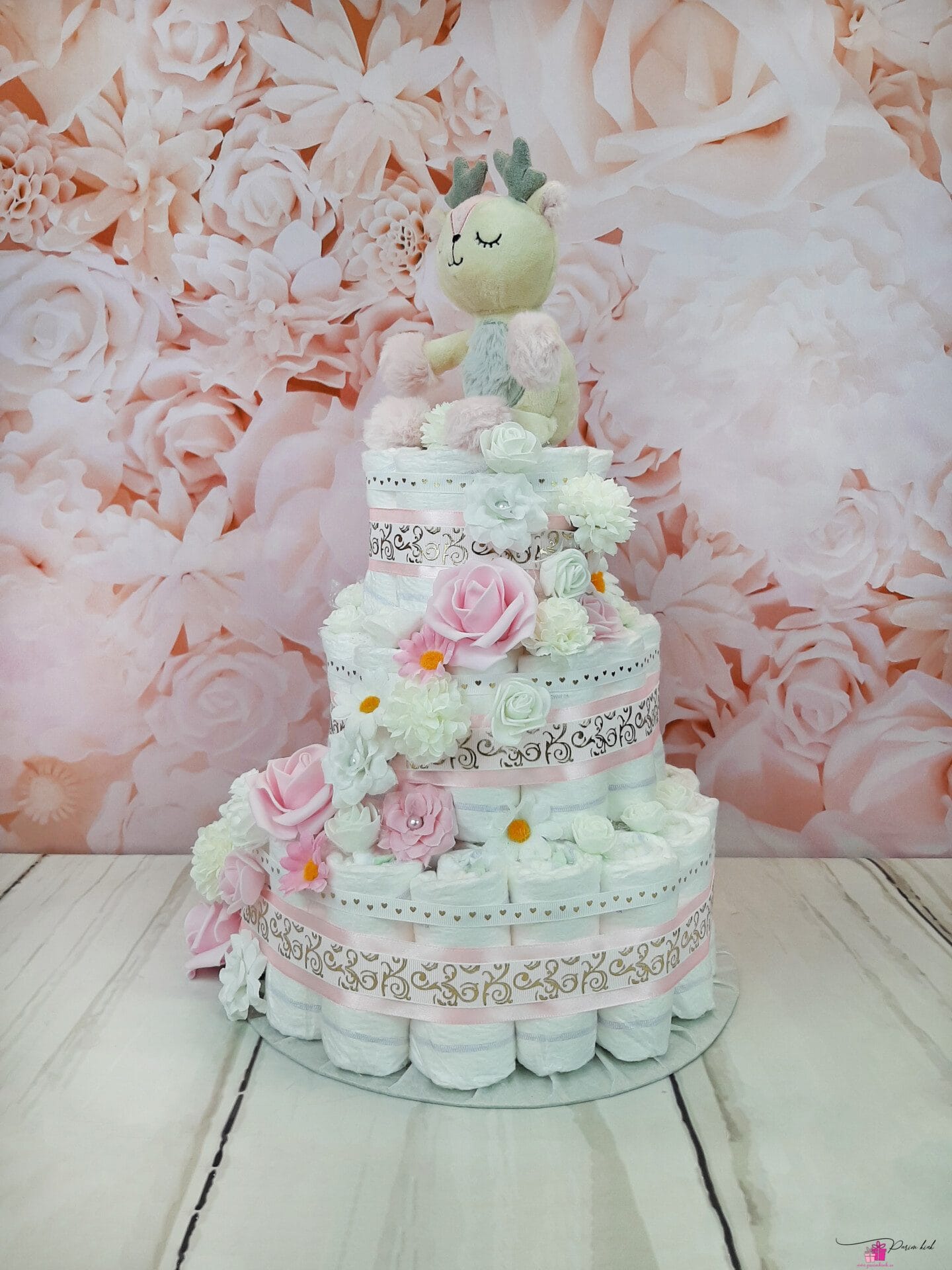 roosa mähkmetort kitsekesega