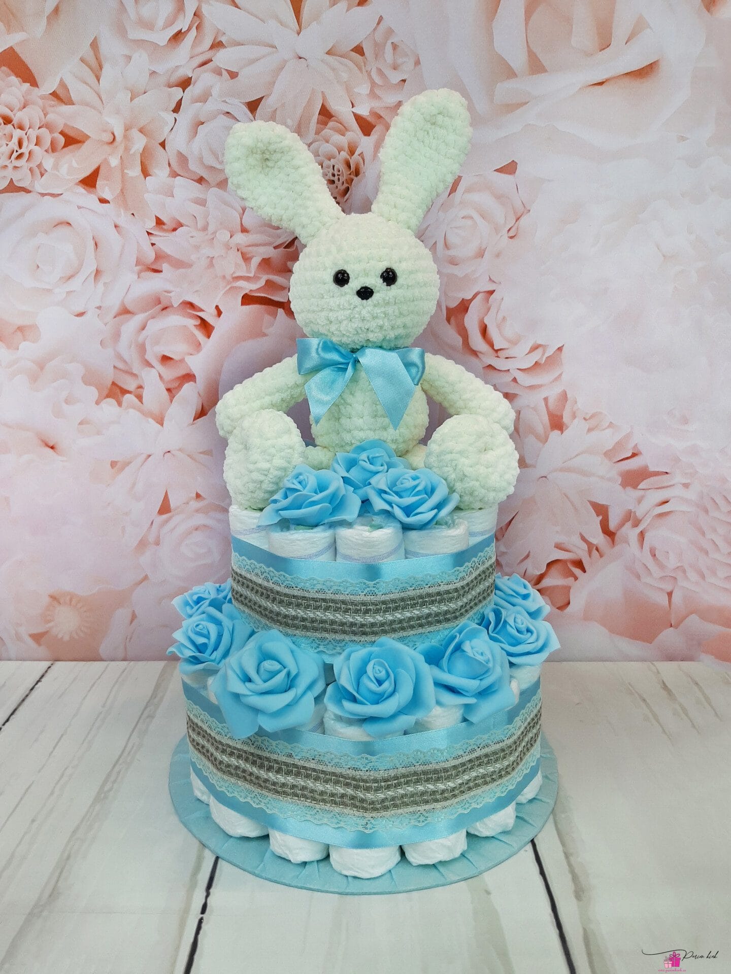 Sinine mähkmetort heegeldatud jänkuga