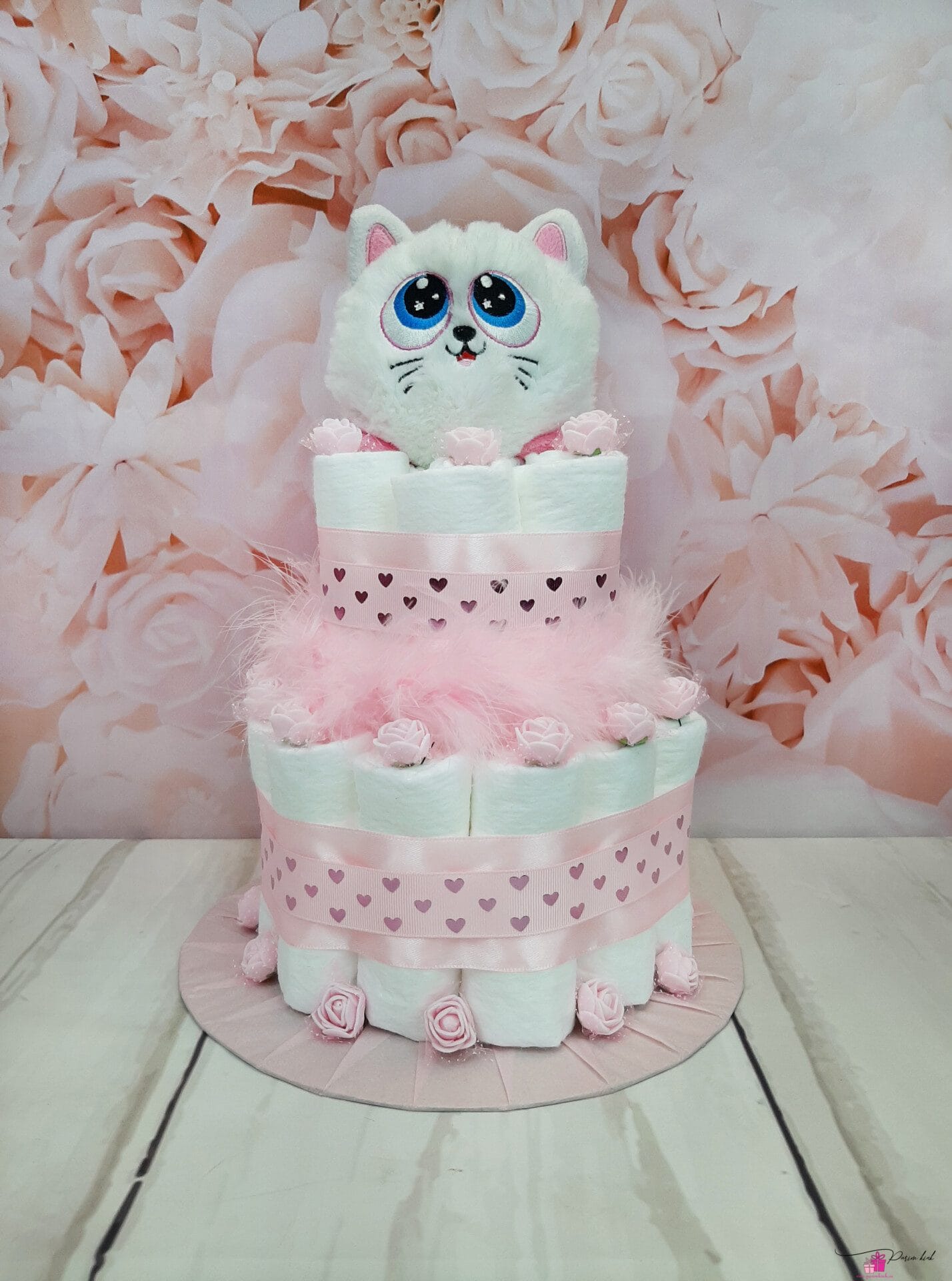 roosa väike mähkmetort kiisuga