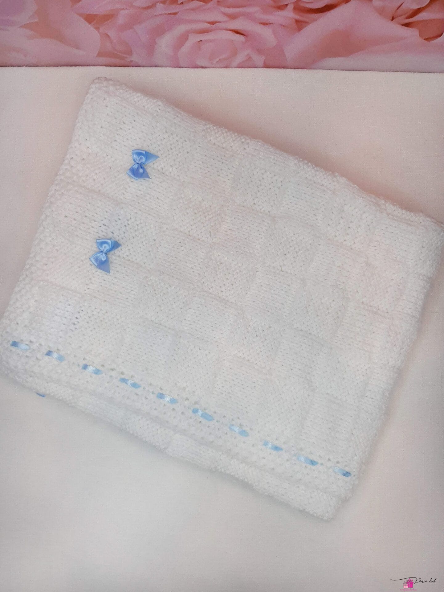 Käsitöö beebitekk siniste lipsudega