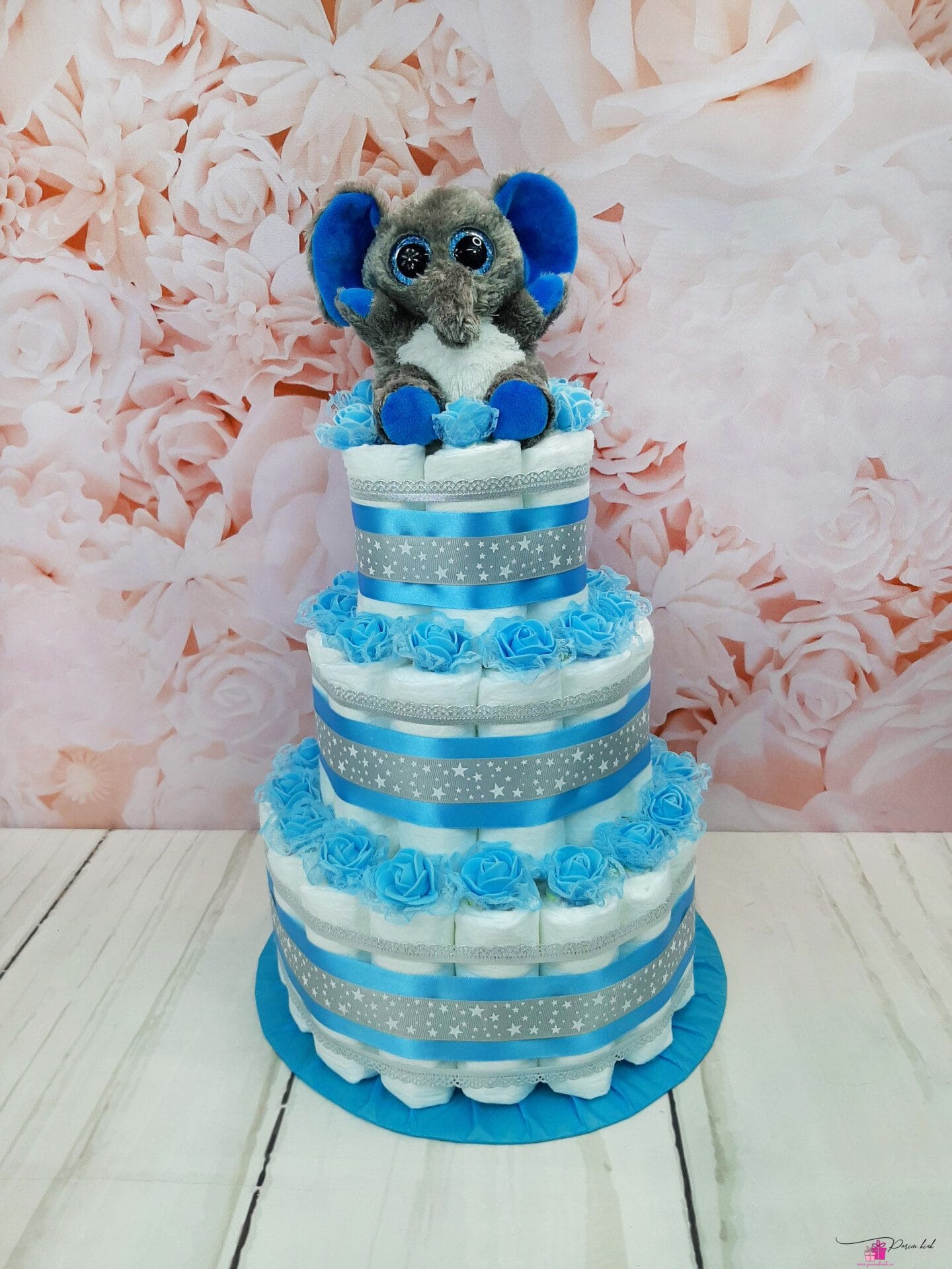 sinine mähkmetort elevandiga