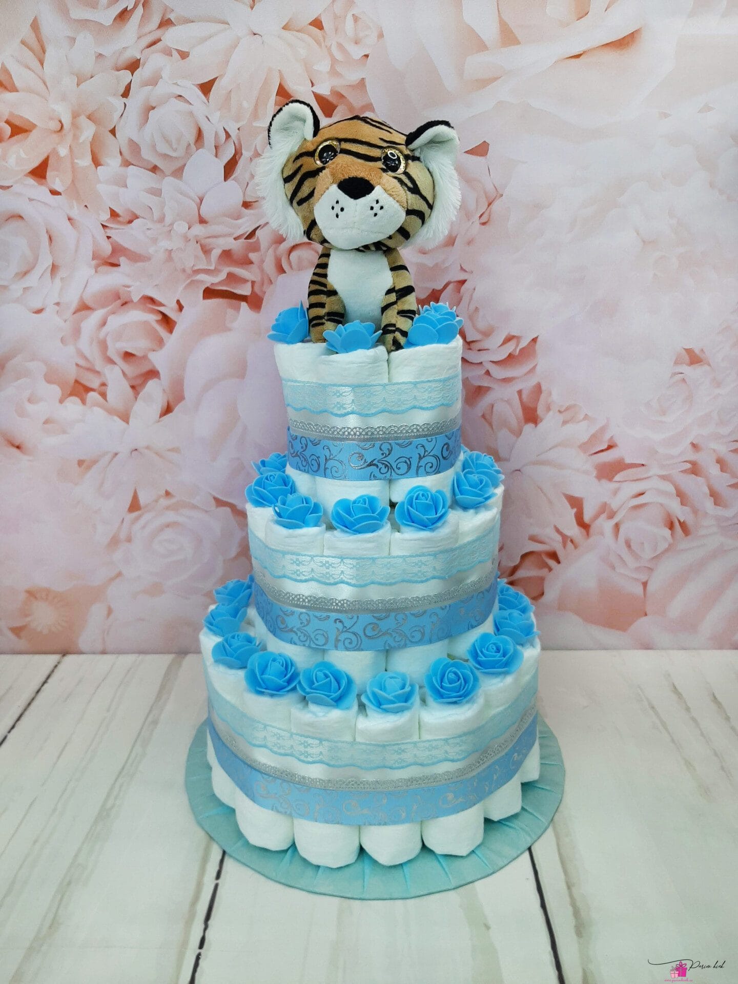 sinine mähkmetort tiigriga