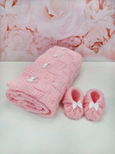 Käsitööna kootud beebitekk ja papud 1