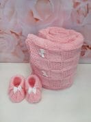 Käsitööna kootud beebitekk ja papud