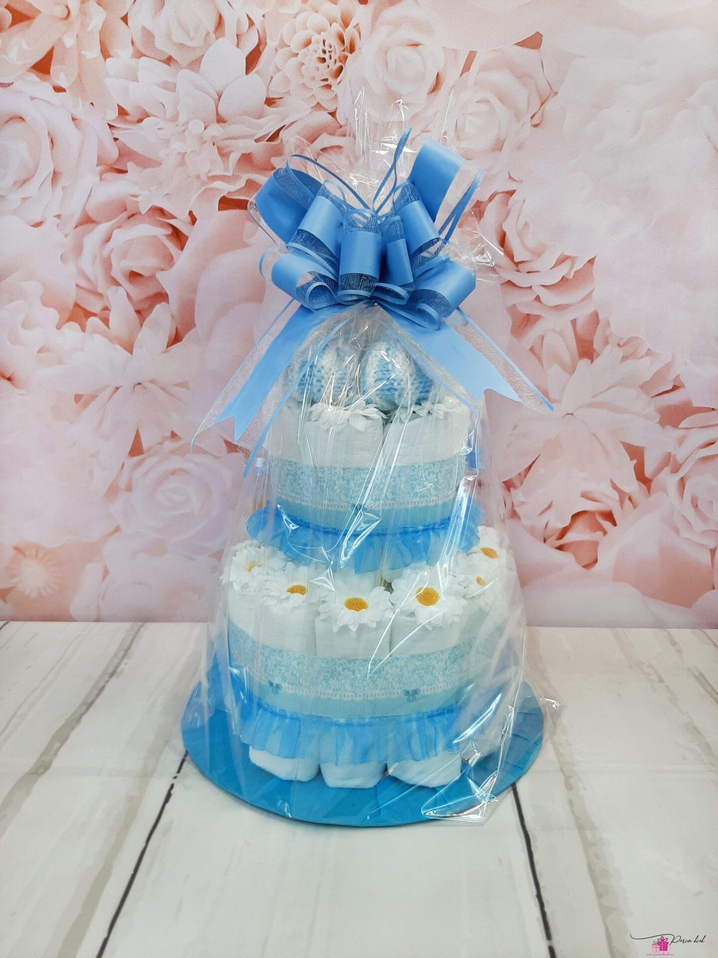 sinine mähketort kootud papudega pakitud