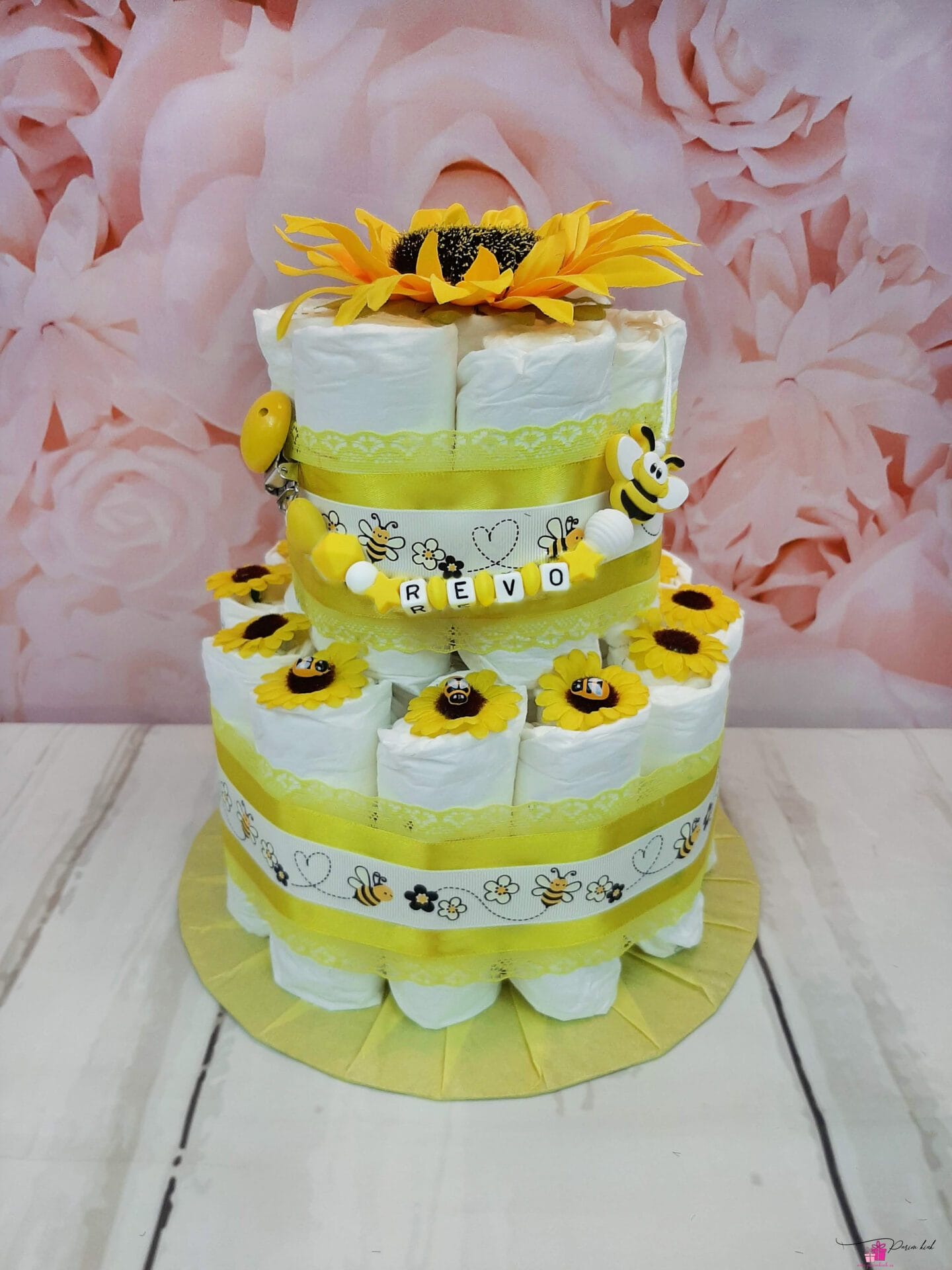 kollane väike mähkmetort lutiketiga