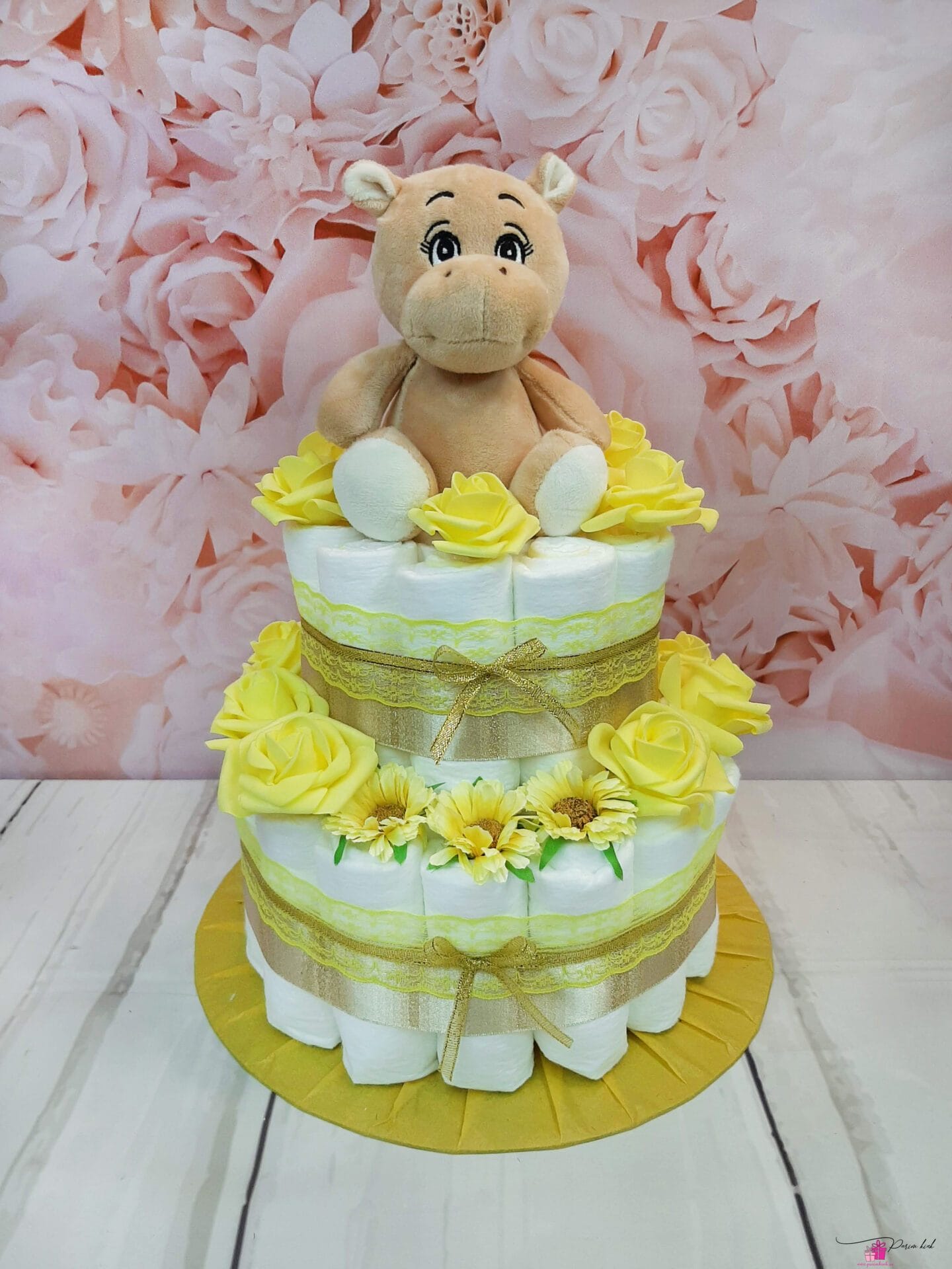 kollane mähkmetort jõehobuga