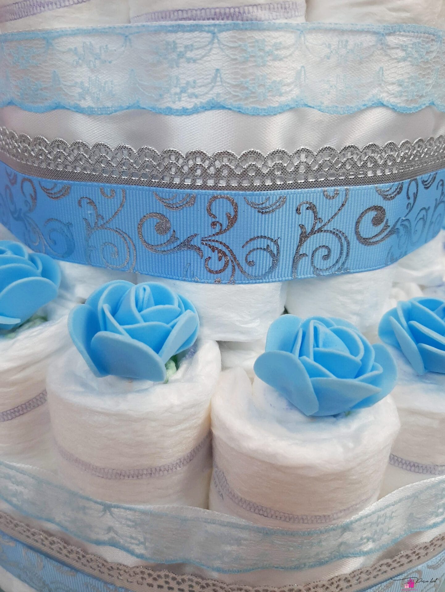 helesinine mähkmetort karuga