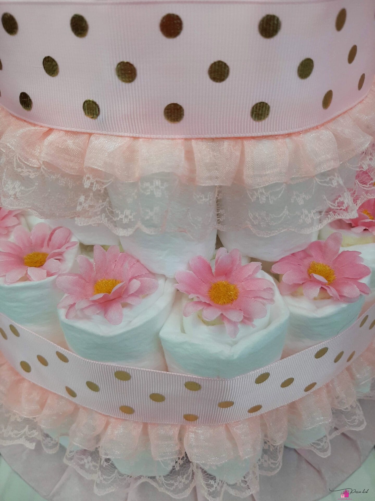 Roosa-Kuldne mähkmetort jänesega