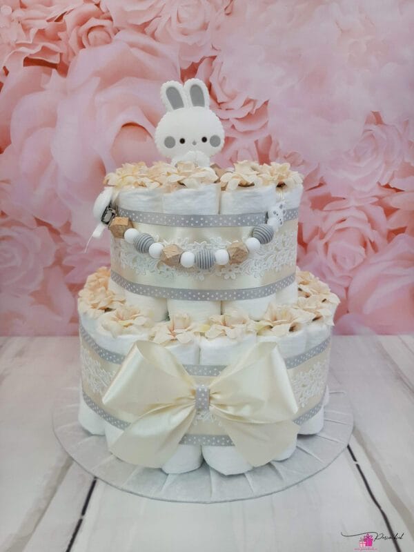 Beež mähkmetort lutiketi ja närimisrõngaga