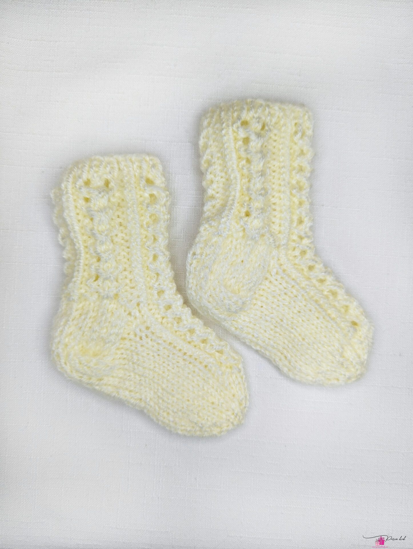 õrnkollased pitssokid beebile