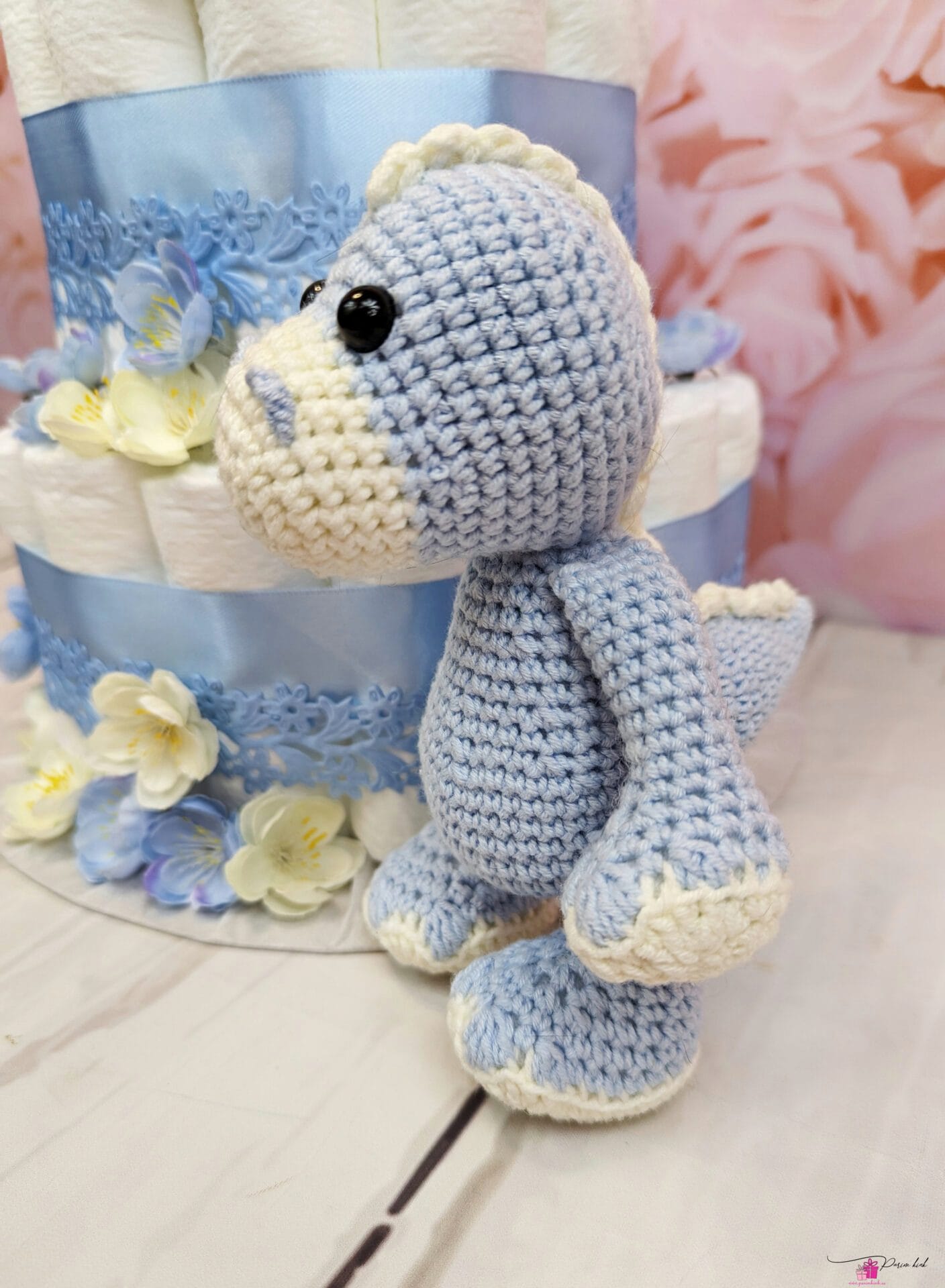 sinine mähkmetort käsitöö draakoniga