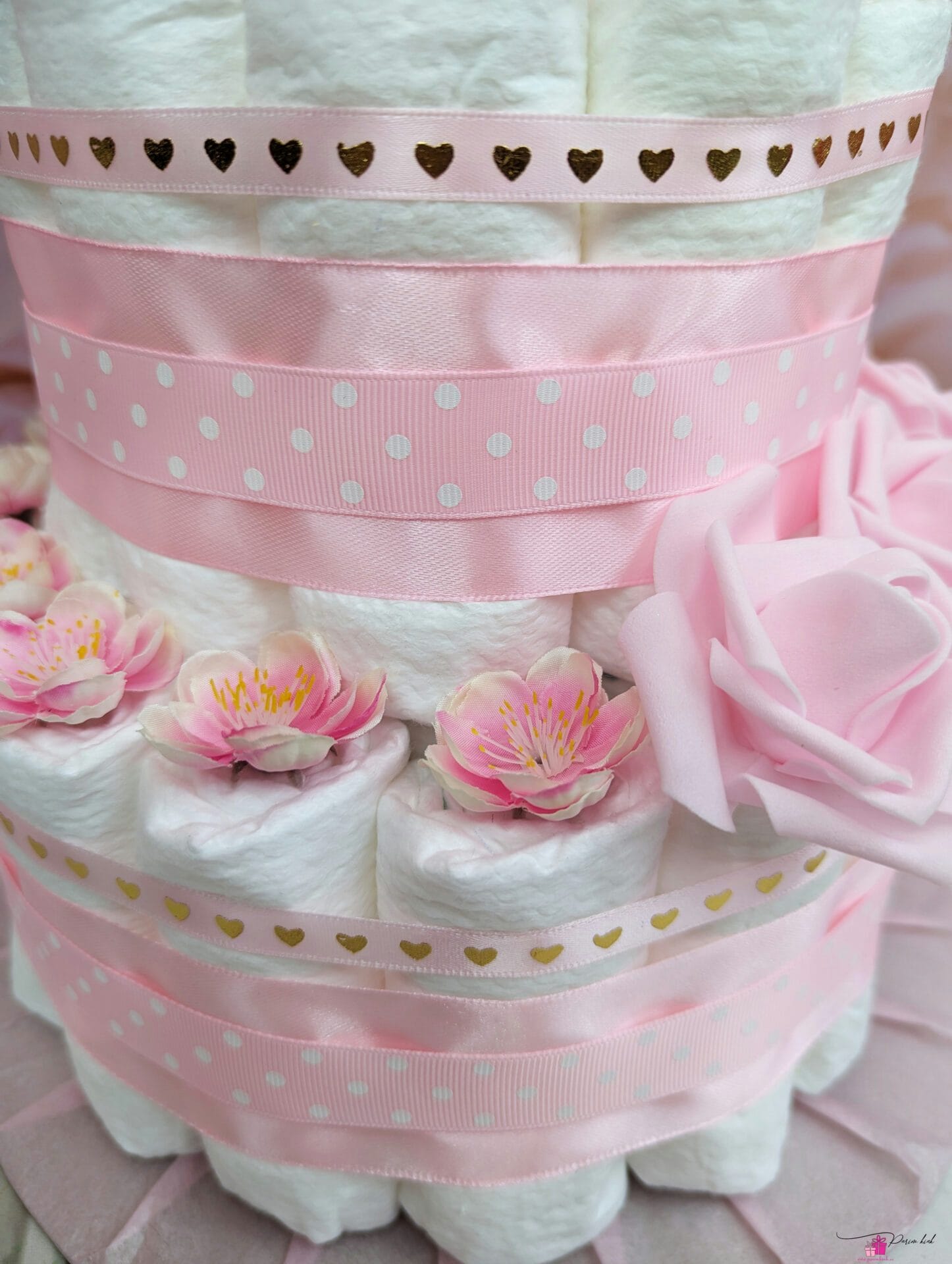 heleroosa mähkmetort elevandiga