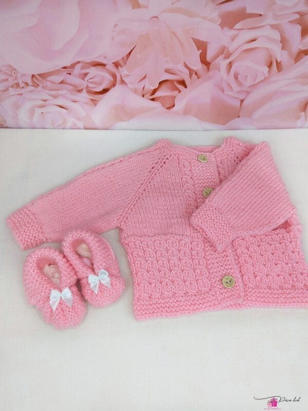 käsitööna kootud kampsun ja papud