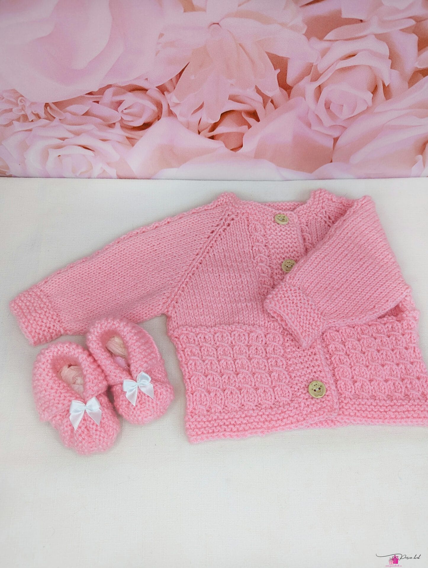 käsitööna kootud kampsun ja papud