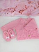 käsitööna kootud kampsun ja papud