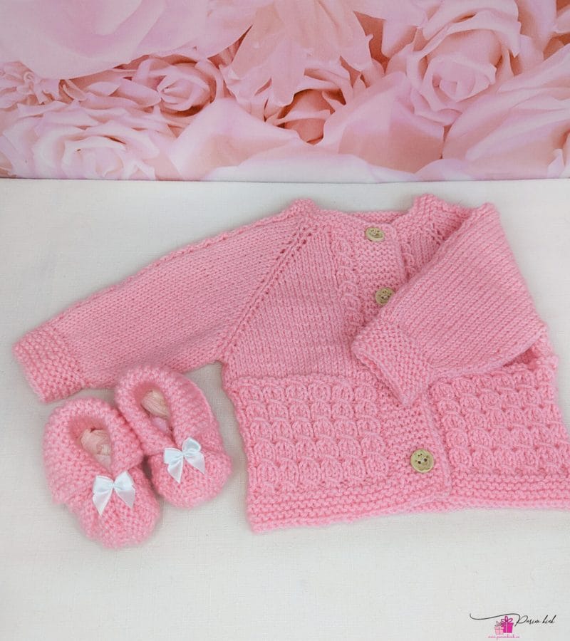 käsitööna kootud kampsun ja papud