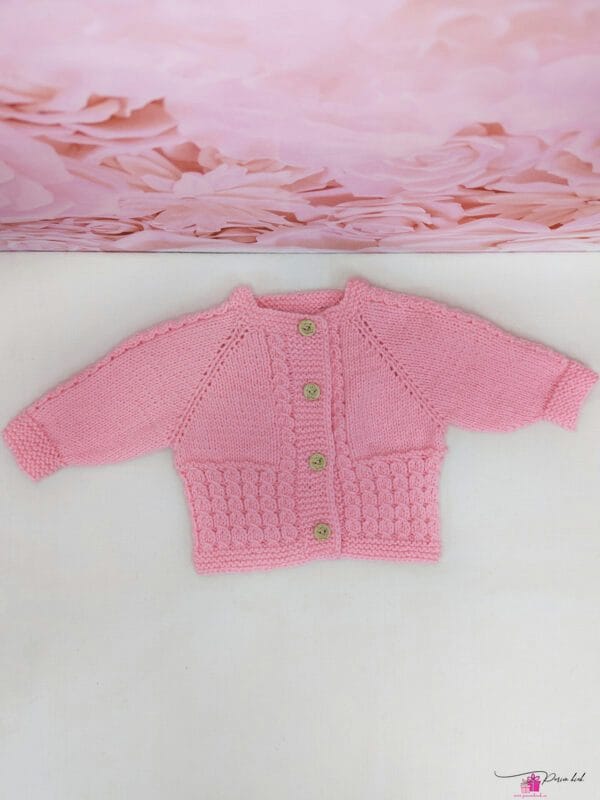 roosa käsitööna kootud kampsun