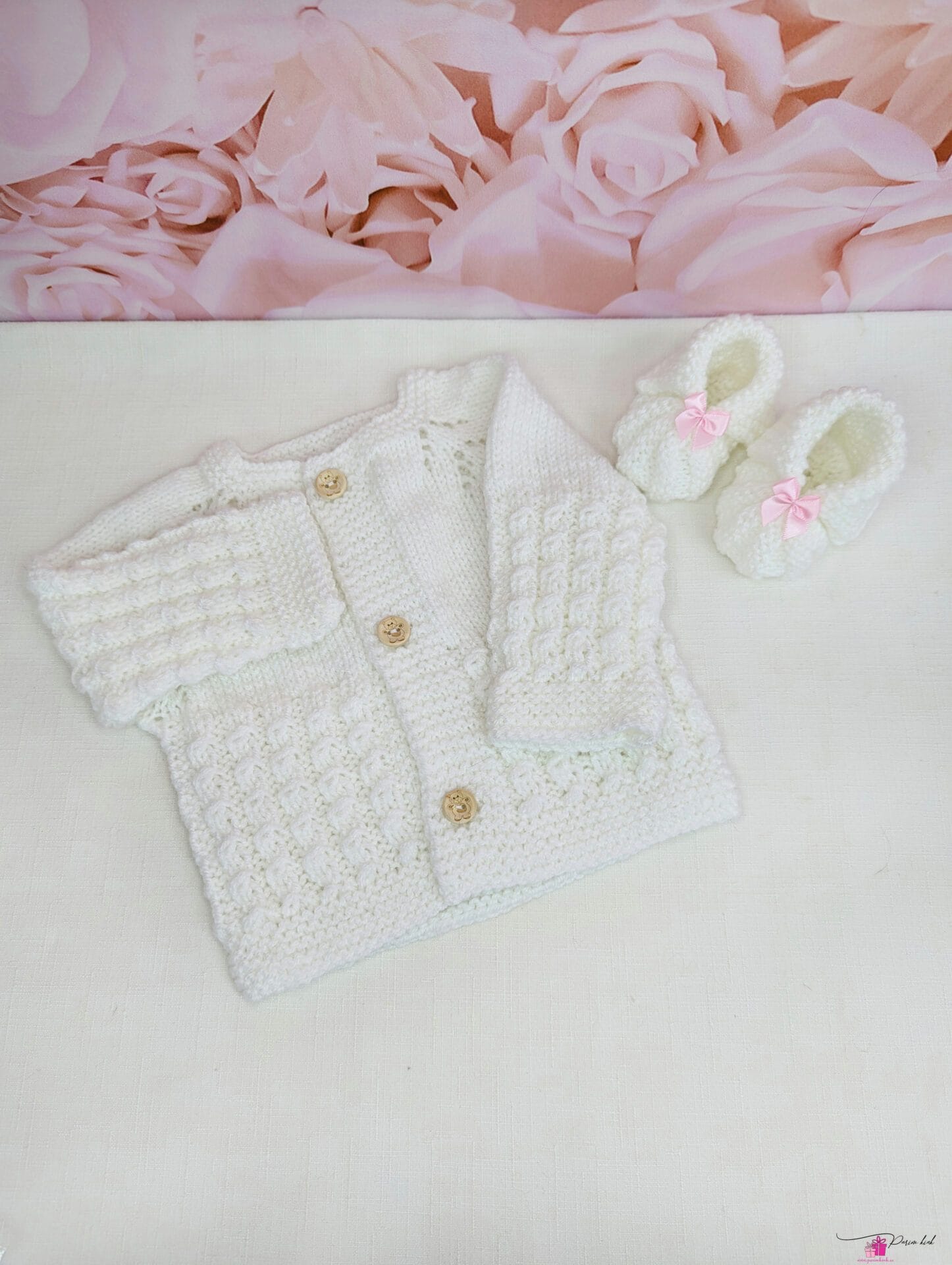 käsitööna kootud kampsun ja papud tüdrukule