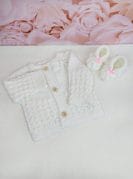 käsitööna kootud kampsun ja papud tüdrukule