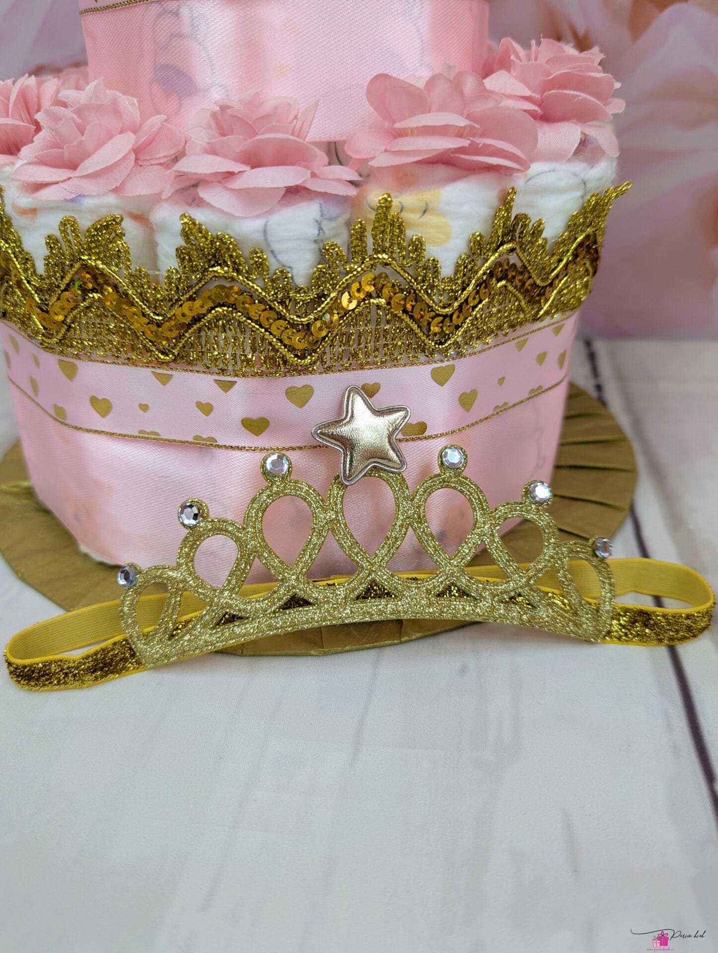 Roosa-Kuldne mähkmetort krooniga