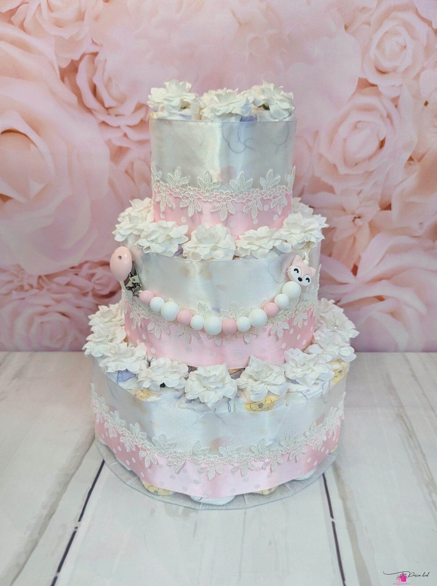 Väikesed tüdrukud on tehtud suhkrust, jahust ja maasikavahust! Tordil olev lutikett võib olla vastavalt soovile nii nimeline kui ka ilma nimeta.
Mähkmetort on v