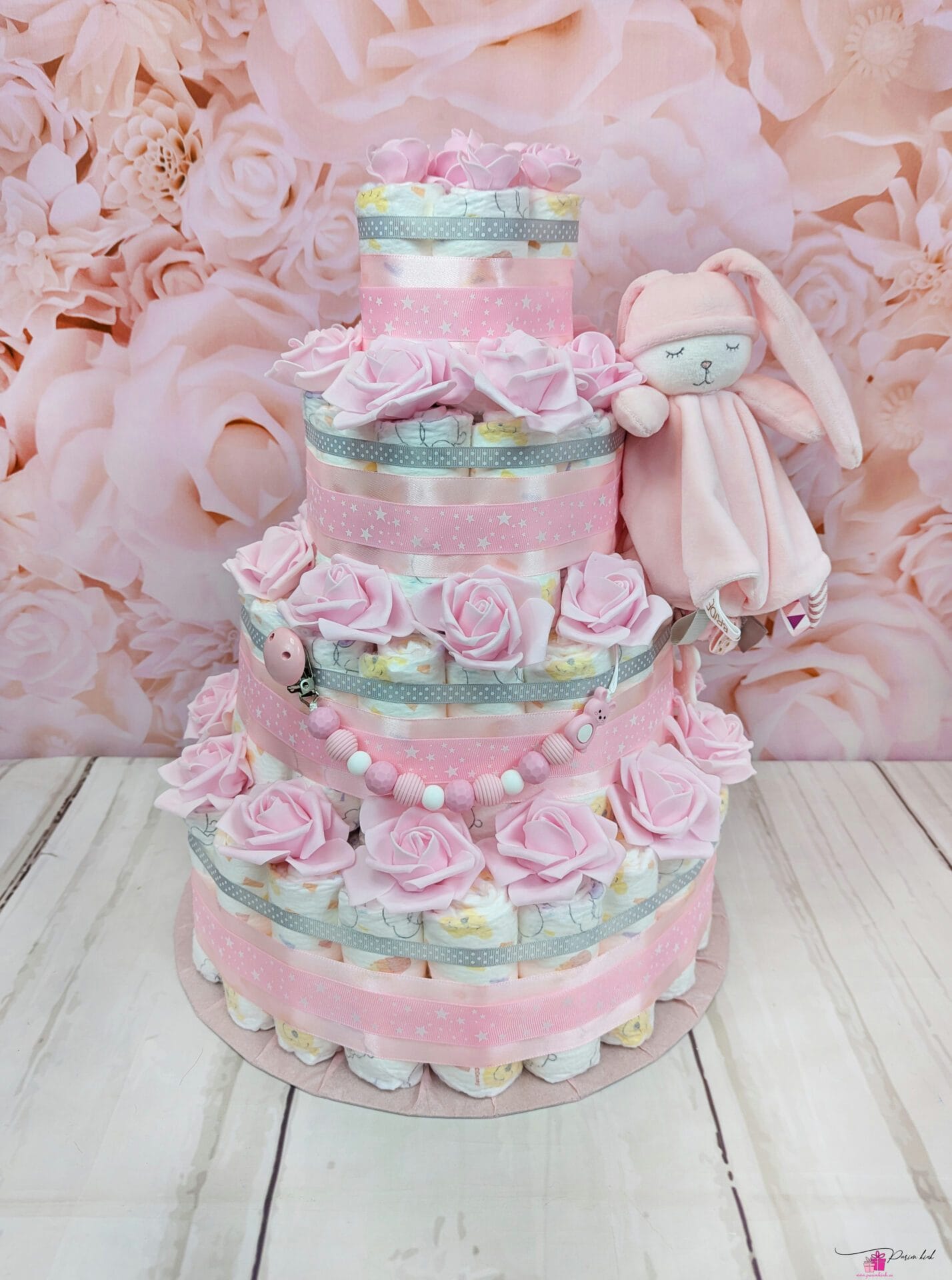 See mähkmetort on HIIGLANE! Ausalt, sõna otseses mõttes! Tegu on neljakordse mähkmetordiga, mis sisaldab 103 mähet meie tavapärase 55 mähkme asemel. Tort sisald