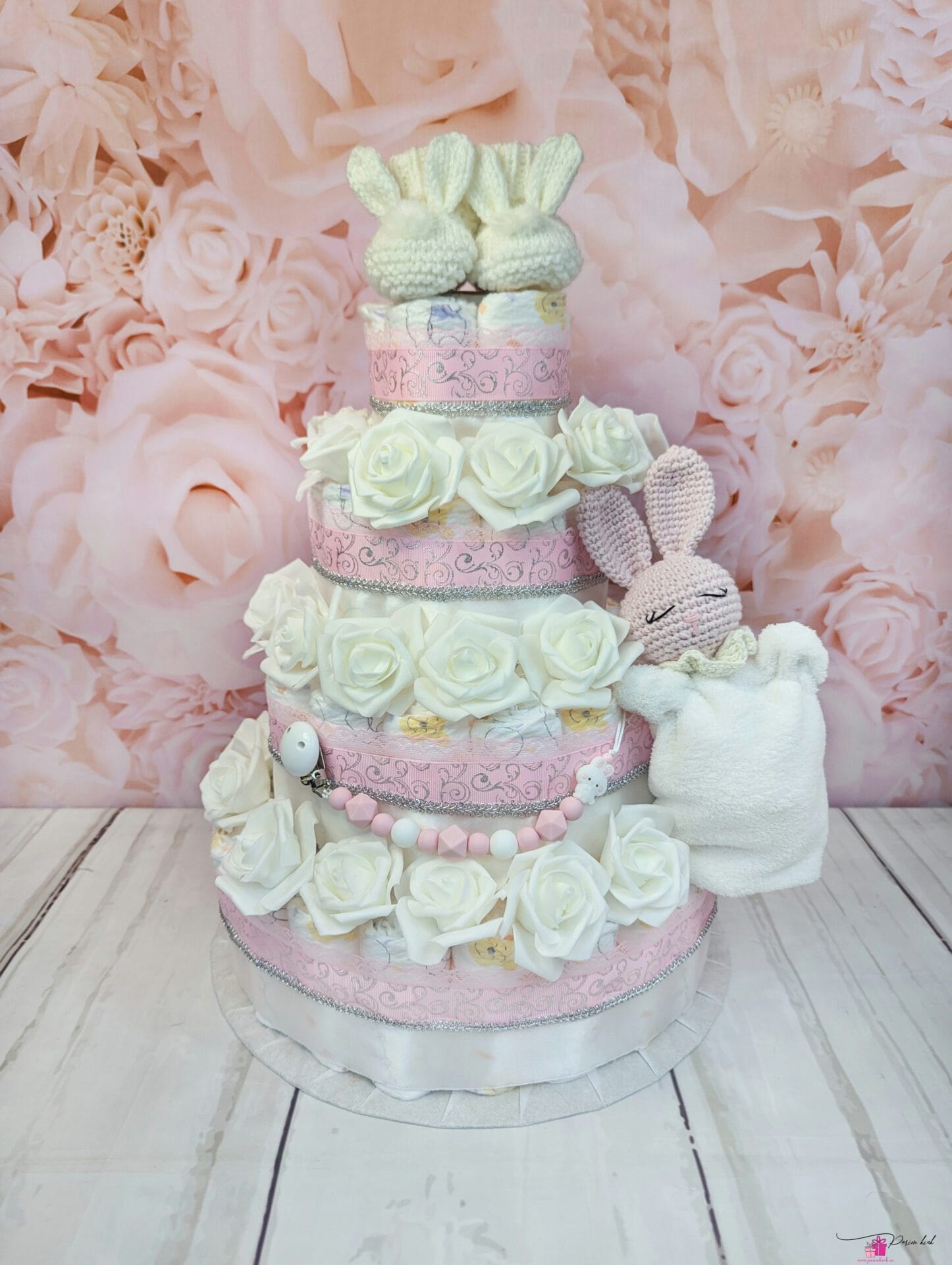 See mähkmetort on HIIGLANE! Ausalt, sõna otseses mõttes! Tegu on neljakordse mähkmetordiga, mis sisaldab 103 mähet meie tavapärase 55 mähkme asemel. Tort sisald