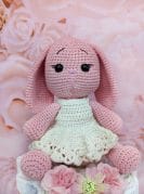 Roosa mähkmetort käsitöö amigurumi jänkuga 1