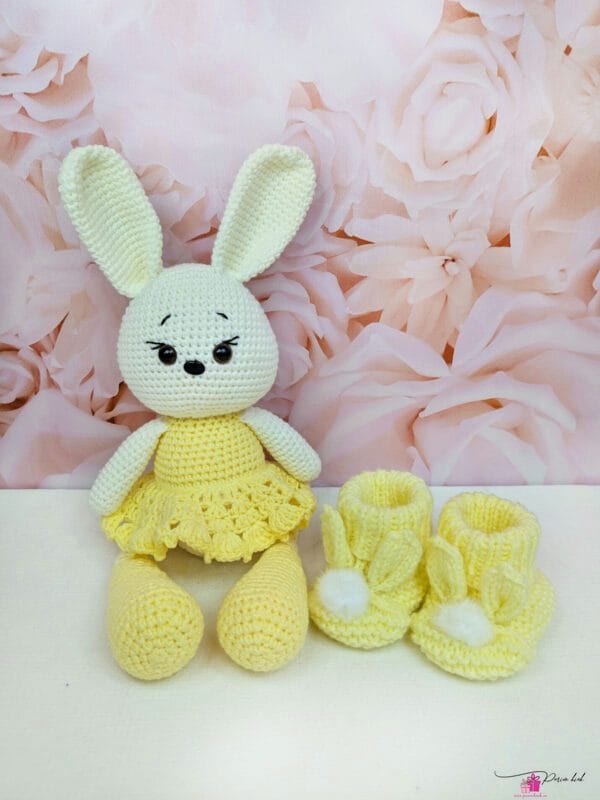 kollane amigurumi jänku ja papud